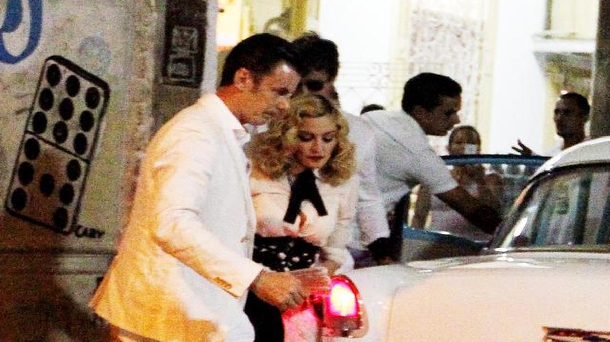 La cantante y compositora Madonna (d) llega el martes 16 de agosto del 2016, al restaurante La Guarida en La Habana.