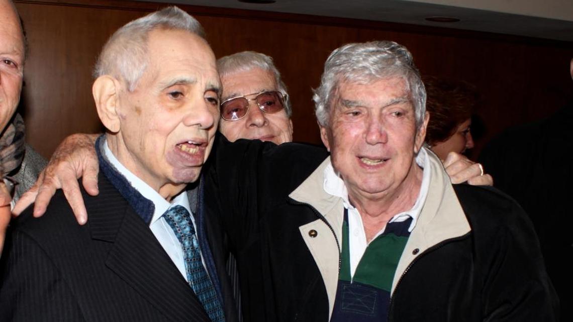 Luis Posasa Carriles (der) con su compañero en la lucha anticastrista, Orlando Bosch, en septiembre del 2009. Según documentos de la CIA, Posada Carriles informaba a la agencia sobre las actividades de Bosch.
