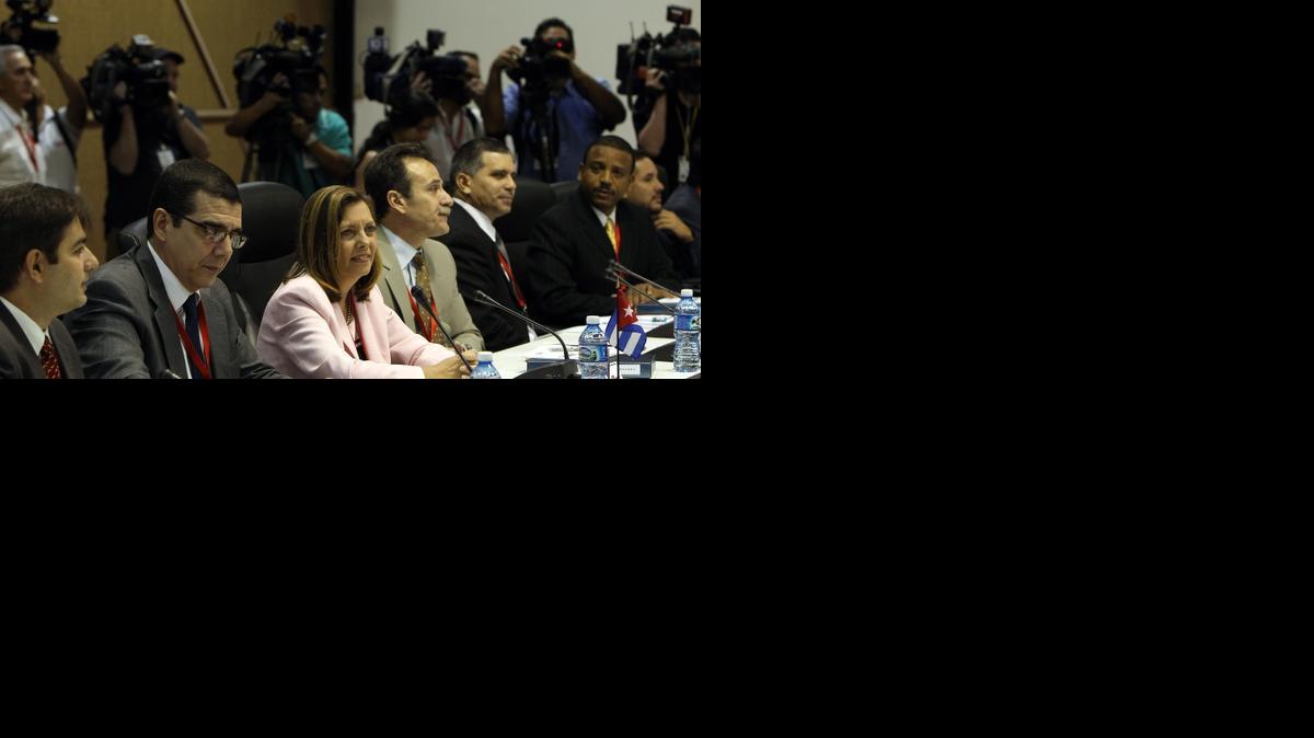 
La directora para EE.UU. del Ministerio de Relaciones Exteriores de Cuba, Josefina Vidal Ferreiro (c), participa en la primera reunión EEUU-Cuba tras el anuncio del restablecimiento de sus relaciones diplomáticas hoy, miércoles 21 de enero, en La Habana (Cuba). EFE/Alejandro Ernesto
