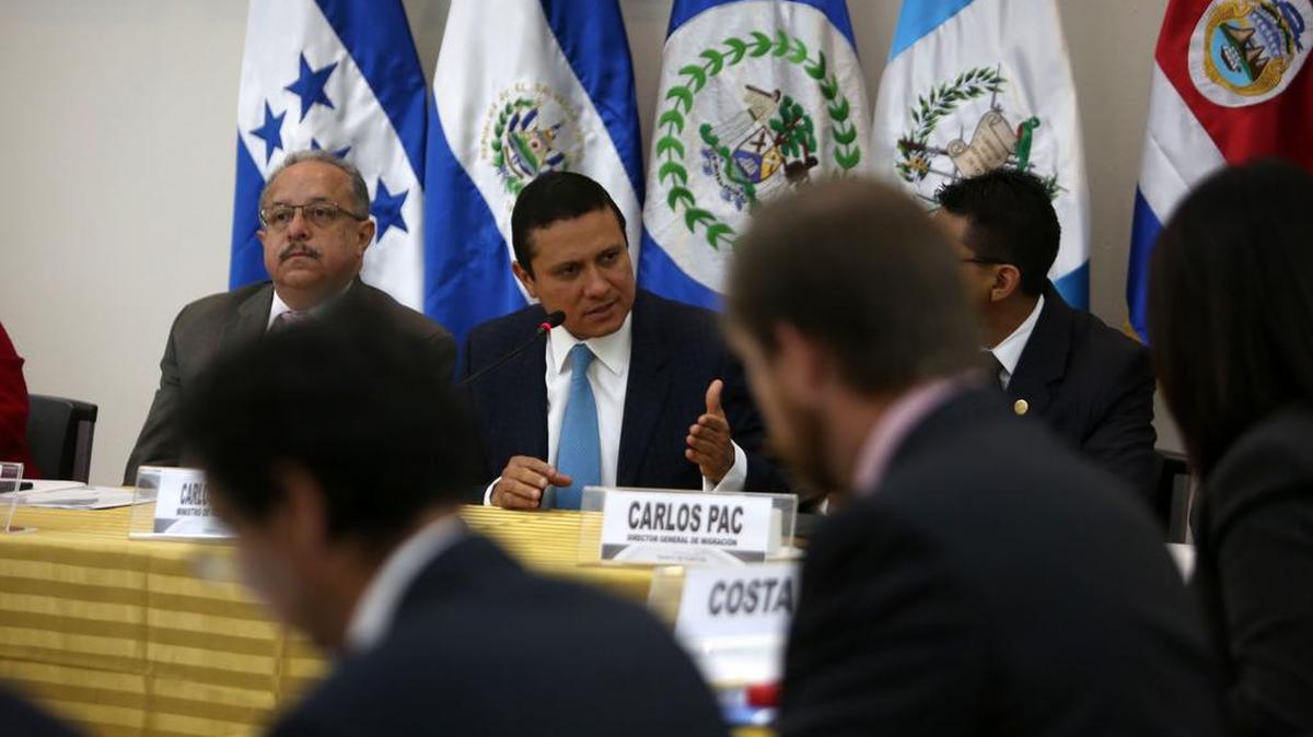 El ministro de Relaciones Exteriores de Guatemala, Carlos Morales (cen), habla con representantes de países de Centroamérica, México y Estados Unidos, el miércoles, para valorar el traslado de 180 de los miles de migrantes cubanos varados en Costa Rica.