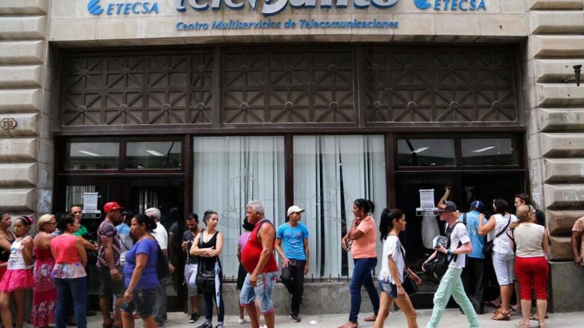 Varias personas esperan su turno en un centro de ETECSA en La Habana, Cuba.