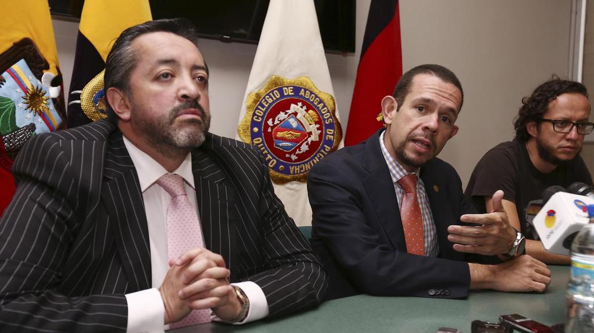 El abogado ecuatoriano Juan Pablo Albán (c), junto a sus colegas Francisco Hurtado (d) y Ramiro García (i), exigió el martes 12 de julio de 2016, en Quito (Ecuador), que se revele el nombre de los 75 cubanos deportados en los últimos días de Ecuador.