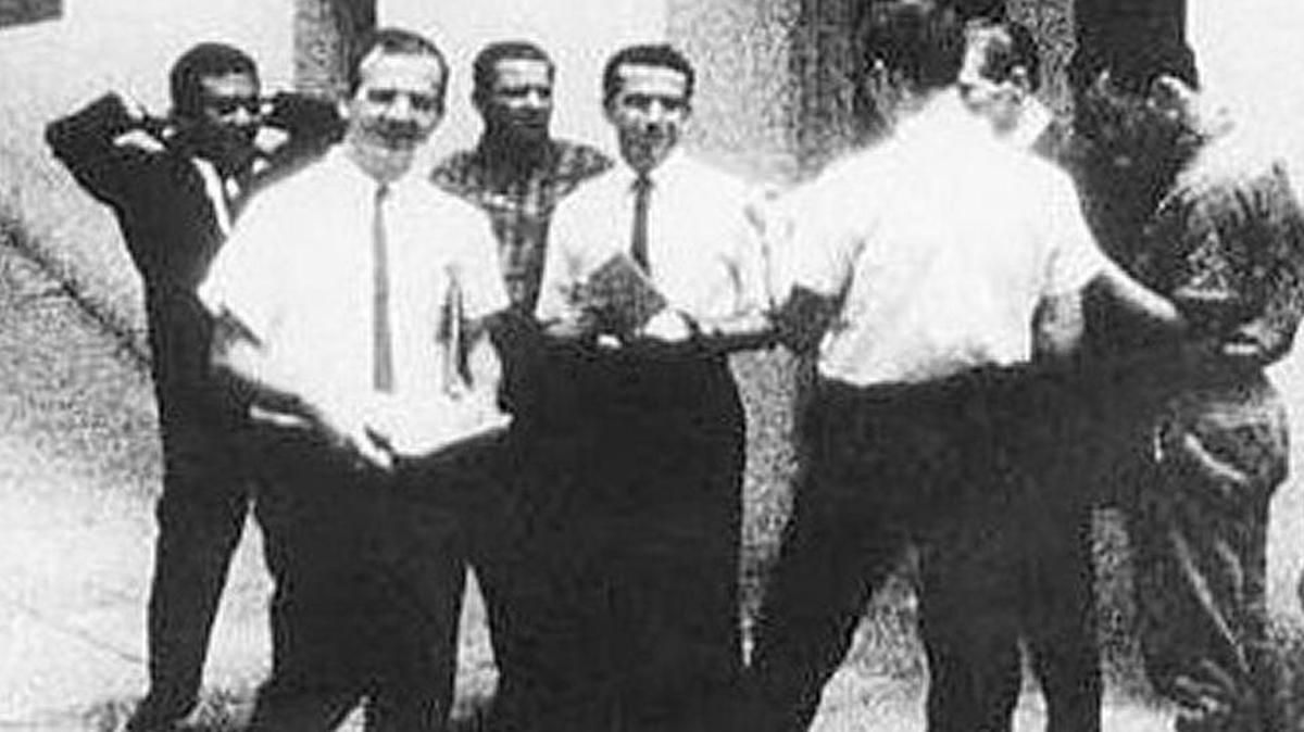 Lee Harvey Oswald, al frente a la izquierda, junto a un hombre que nunca fue identificado por la Comisión Warren, al centro con camisa blanca y corbata, entregando volantes pro castristas en Nueva Orleans el 16 de agosto de 1963. El semanario sensacionalista National Enquirer dice ahora que ha determinado que el hombre en la foto es Rafael B. Cruz, padre del candidato presidencial republicano Ted Cruz.