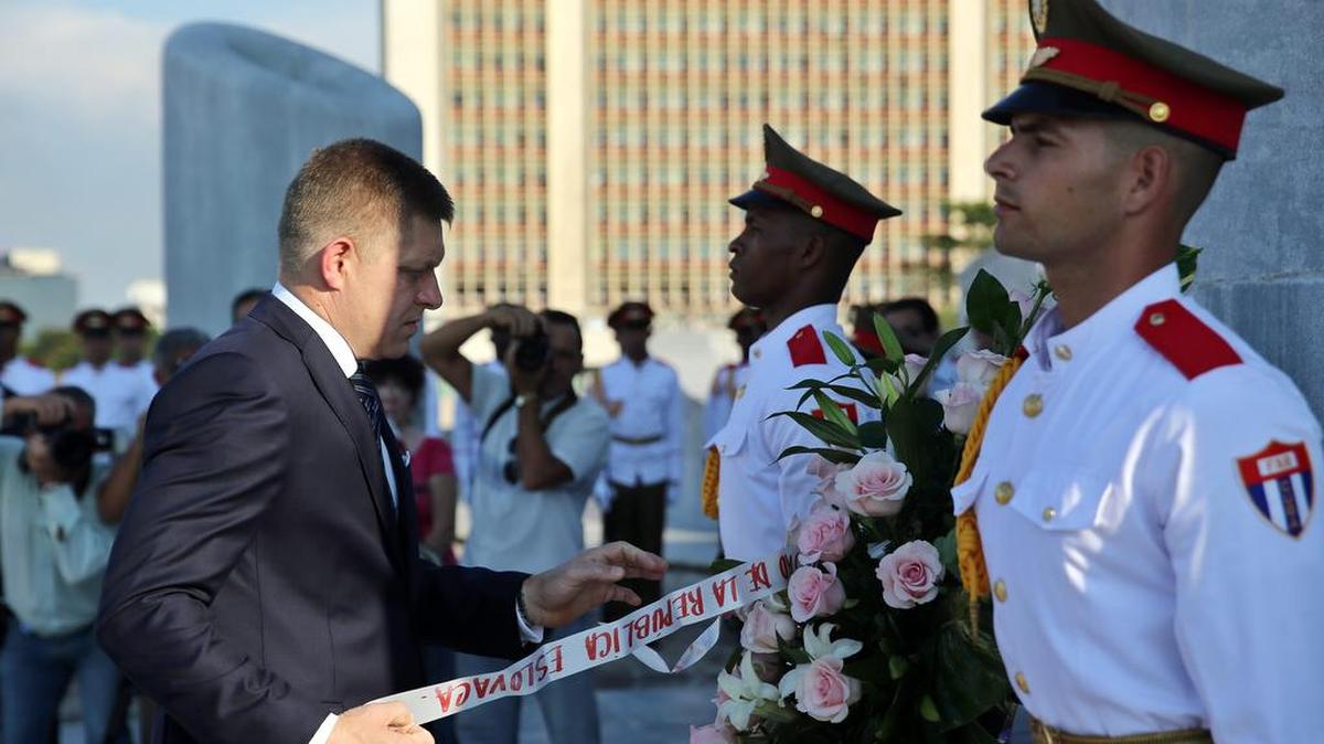 
El primer ministro de Eslovaquia, Robert Fico (i), coloca una ofrenda floral el jueves 8 de octubre de 2015, ante la estatua del prócer cubano José Martí, ubicada en la Plaza de la Revolución de La Habana.
