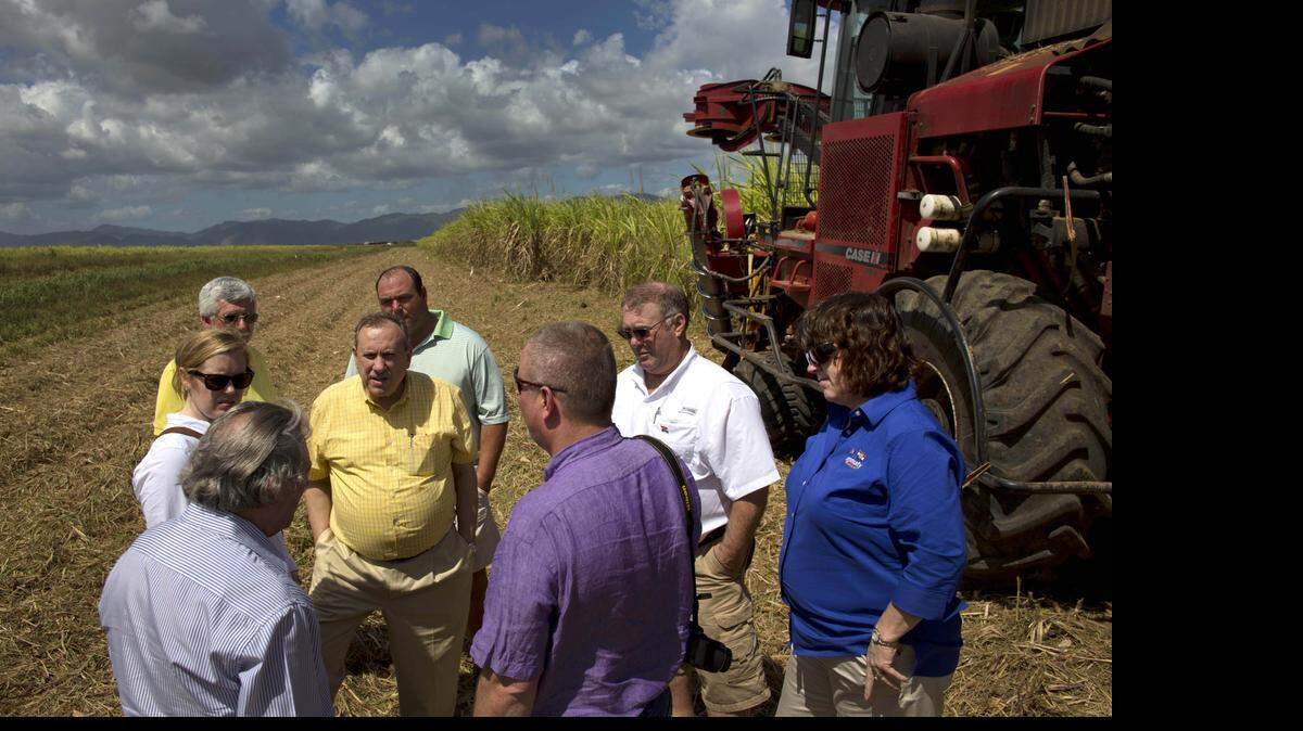 
Agricultores y políticos de EEUU durante una visita a un central azucarero en la provincia de Artemisa, Cuba, el pasado 3 de marzo.


