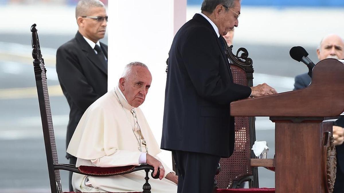 
El Papa Francisco oye el discurso del mandatario cubano Raúl Castro, en el Aeropuerto José Martí de La Habana.
