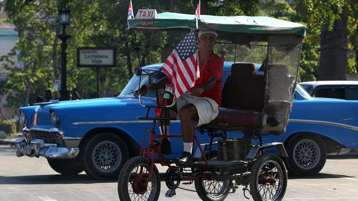 Un hombre conduce un bicitaxi el jueves 31 de diciembre de 2015, en La Habana (Cuba).