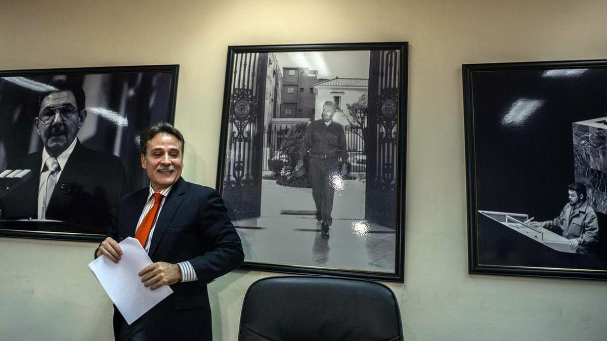 El subdirector para EEUU de la Cancillería de Cuba, Gustavo Machín, dialoga con la prensa hoy, jueves 12 de mayo, en La Habana (Cuba). Machí informó que Cuba y EEUU celebrarán en La Habana el próximo lunes 16 de mayo la tercera reunión de la comisión bilateral, en la que definirán las áreas en las que centrarán sus negociaciones para avanzar en la normalización de sus relaciones.