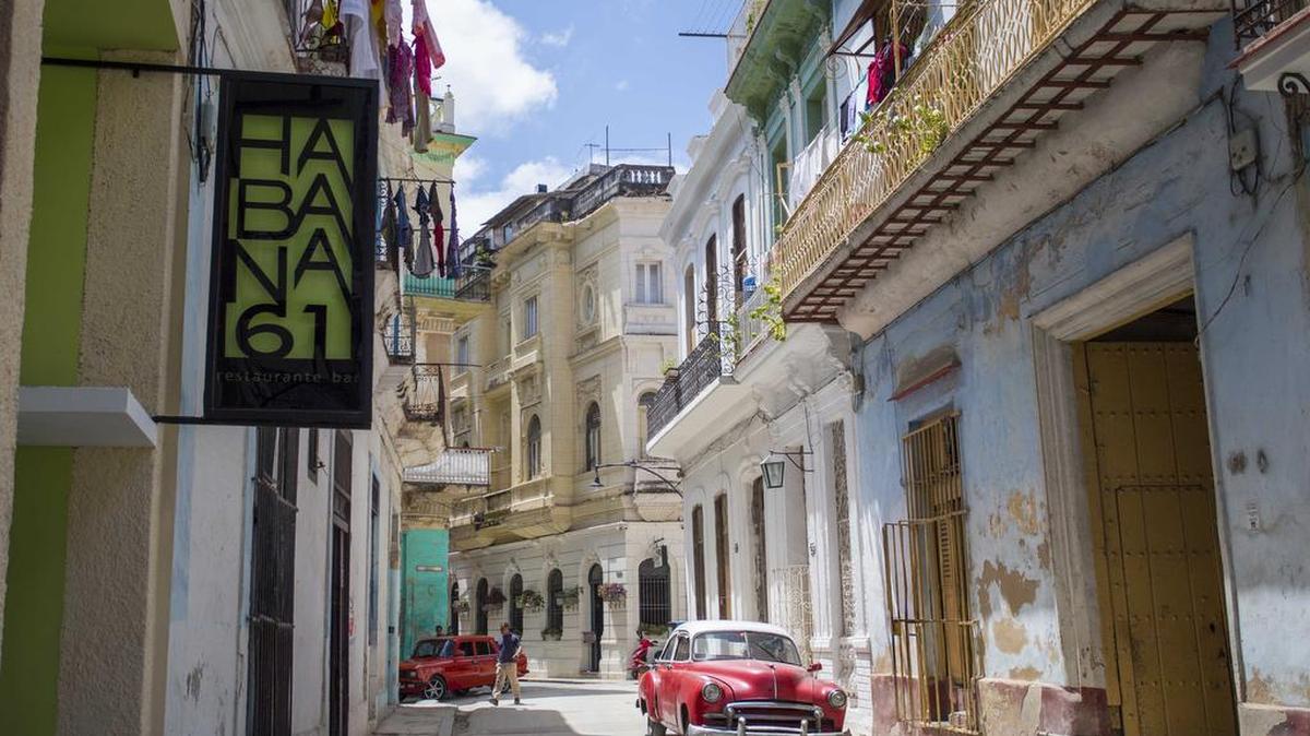 Una calle de La Habana Vieja donde ahora hay nuevos negocios privados, en una imagen de abril del 2016.
