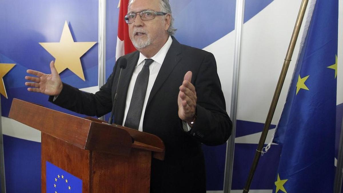 El embajador de la Unión Europea en Cuba, Hernán Portocarero, participa en una conferencia de prensa durante la inauguración del stand de la Unión Europea en la 34 Feria Internacional de La Habana.