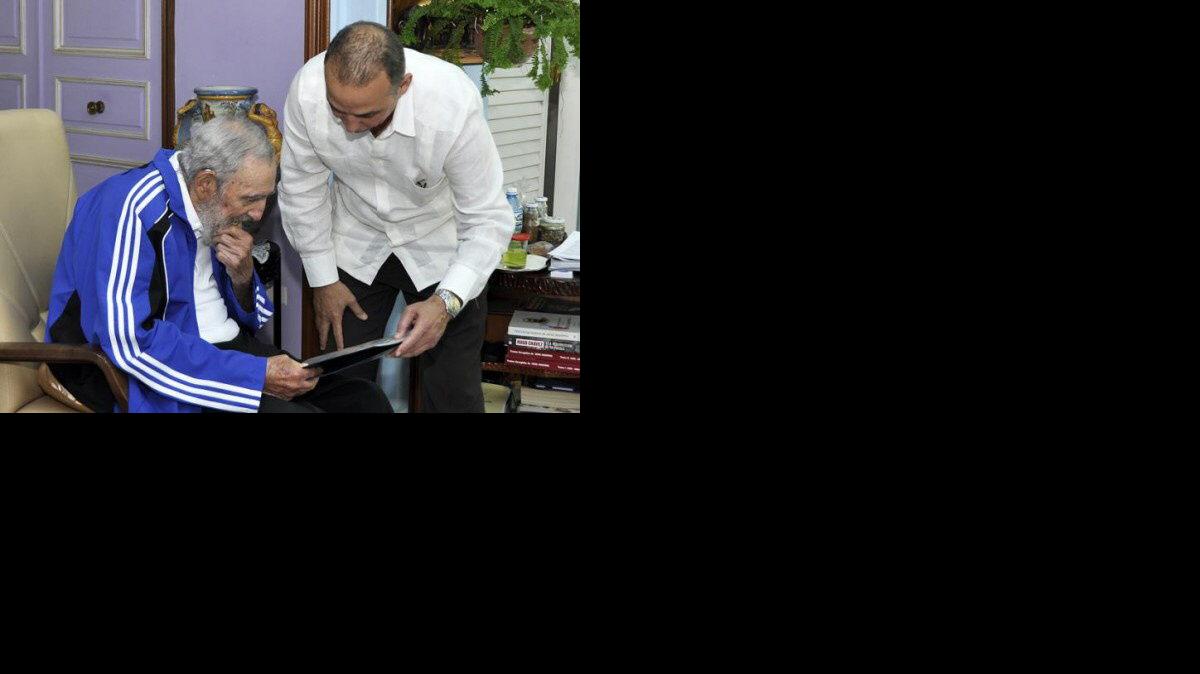 
 Fotografía publicada por Cubadebate hoy, lunes 2 de marzo de 2015, que muestra al ex gobernante cubano Fidel Castro mientras se reúne con Fernando González, René González, Ramón Labañino, Antonio Guerrero y Gerardo Hernández, los agentes cubanos del grupo de "Los Cinco", el pasado 28 de febrero en La Habana (Cuba). 
