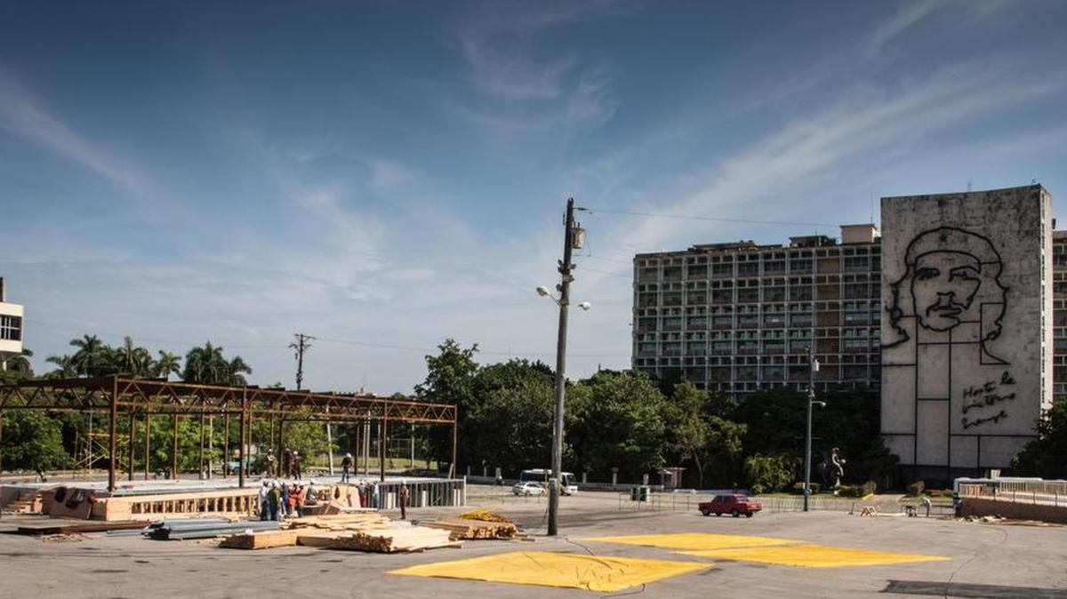 
Trabajadores cubanos preparan el altar donde el papa Francisco oficiará una misa campal en la plaza de la Revolución, en septiembre próximo, en La Habana. 
