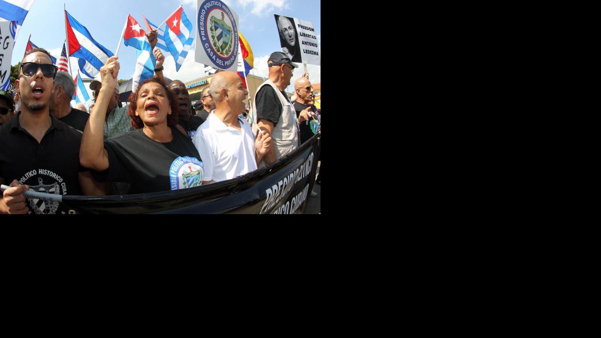 
Olga Gómez (segunda de izq. a der.), esposa del preso político Félix Cifuente, participa en la “Marcha por la Libertad” junto a cientos de personas, el martes en La Pequeña Habana. El 24 de febrero se cumplieron 19 años del derribo de las avionetas de Hermanos al Rescate y la muerte de sus cuatro pilotos.
