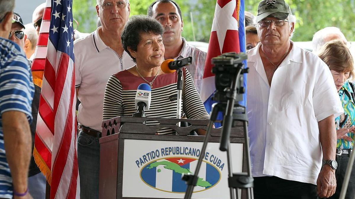 
Araceli Rodríguez estuvo entre las personas que criticaron la normalización de las relaciones diplomáticas entre EEUU y Cuba, durante una conferencia de prensa organizada por grupos de cubanos exiliados, el viernes en el restaurante Rancho Luna, en Miami.
