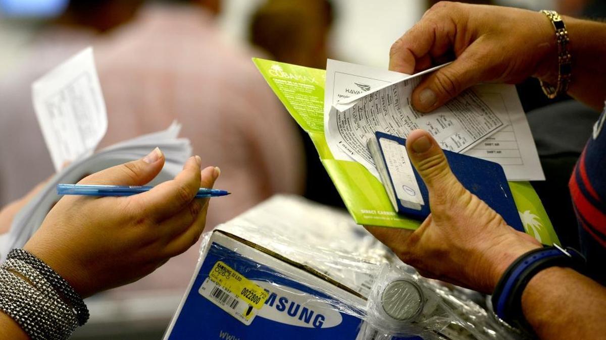 
Hay denuncias contra vecinos y familiares que cobran la ayuda social mientras van y vienen de Cuba, para incluso hacer negocios en la isla, que hasta dejan sus tarjetas de beneficios en Estados EUU para que otros las usen mientras ellos viajan.

