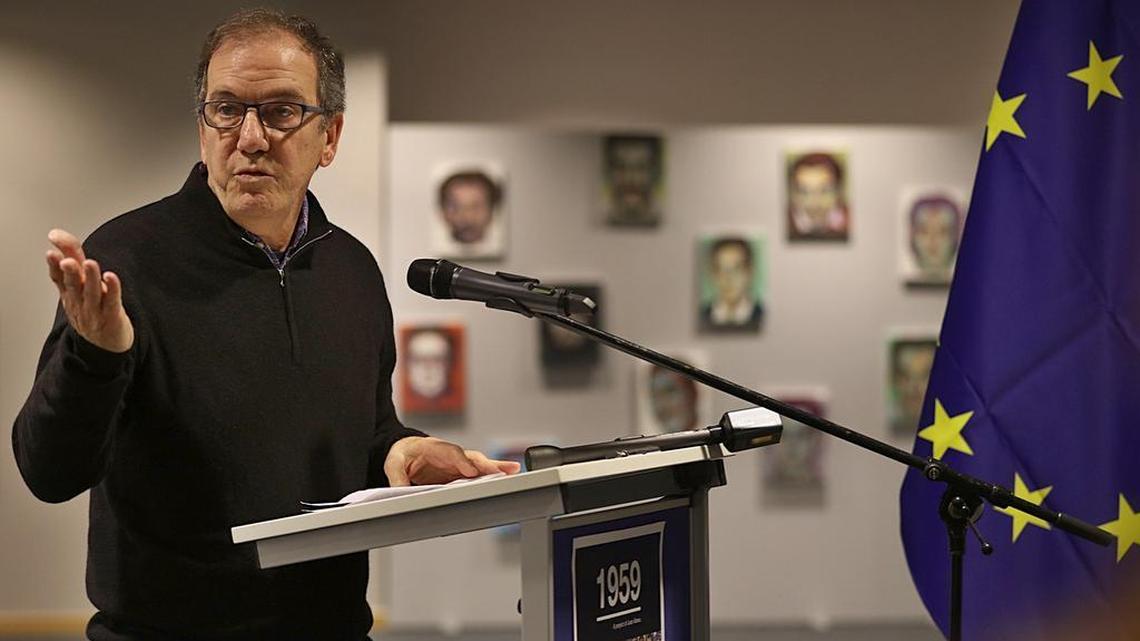 El artista cubano Juan Abreu habla durante la inauguración de “1959”, para homenajear a todos los cubanos fusilados por el régimen cubano, en el edificio Altiero Spinelli del Parlamento Europeo En Bruselas, Bélgica, el martes 07 de febrero de 2017.
