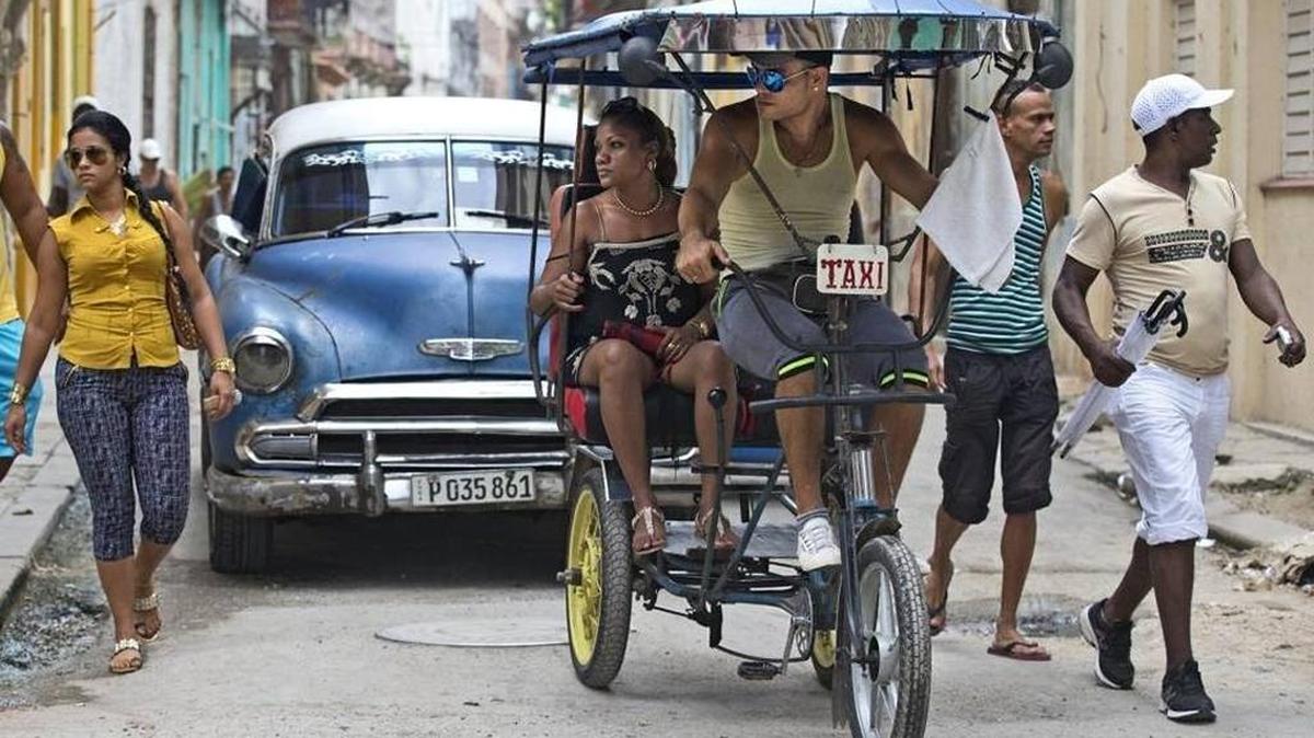 Un bicitaxi transita por una calle de La Habana el 24 de septiembre del 2015. La empresa sueca Mapillary.com recorre la capital cubana en bicicleta, a pie y en vehículos para crear un mapa navegable en tercera dimensión.