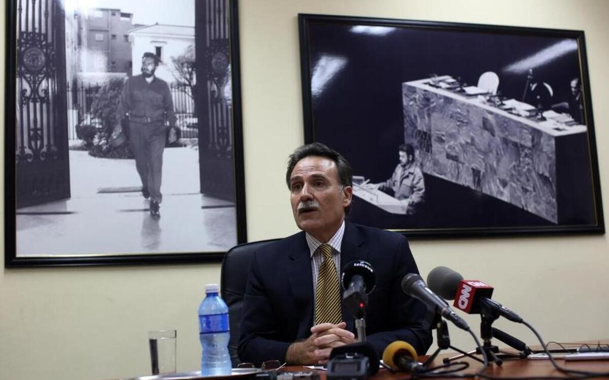 El subdirector general para EE.UU. del ministerio cubano de Relaciones Exteriores, Gustavo Machín, ofrece una rueda de prensa en La Habana (Cuba). El Gobierno cubano expresó su deseo de que el próximo presidente de Estados Unidos respete el apoyo mayoritario de la población estadounidense hacia el levantamiento del embargo económico y los cambios de la política de Washington hacia la isla.