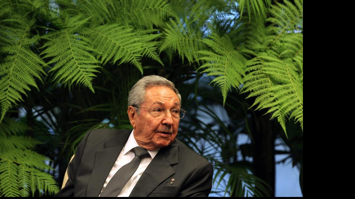 
El gobernante de Cuba, Raúl Castro, participa en una reunión con su homólogo de El Salvador, Salvador Sánchez Cerén (fuera de cuadro), el miércoles 27 de mayo de 2015, en el Palacio de la Revolución de La Habana (Cuba). 
