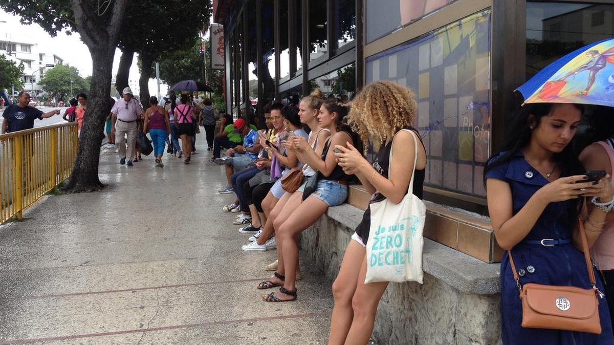 Jóvenes cubanos conectados a internet desde un punto de wifi en La Habana. Hasta el 7 de abril, la embajada de Canadá recibirá solicitudes para un nuevo puesto de trabajo.