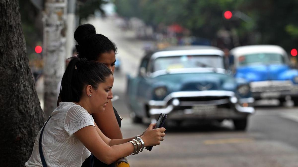 
 Dos mujeres navegan por internet usando una red wifi este 26 de septiembre de 2015, en La Habana (Cuba). 
