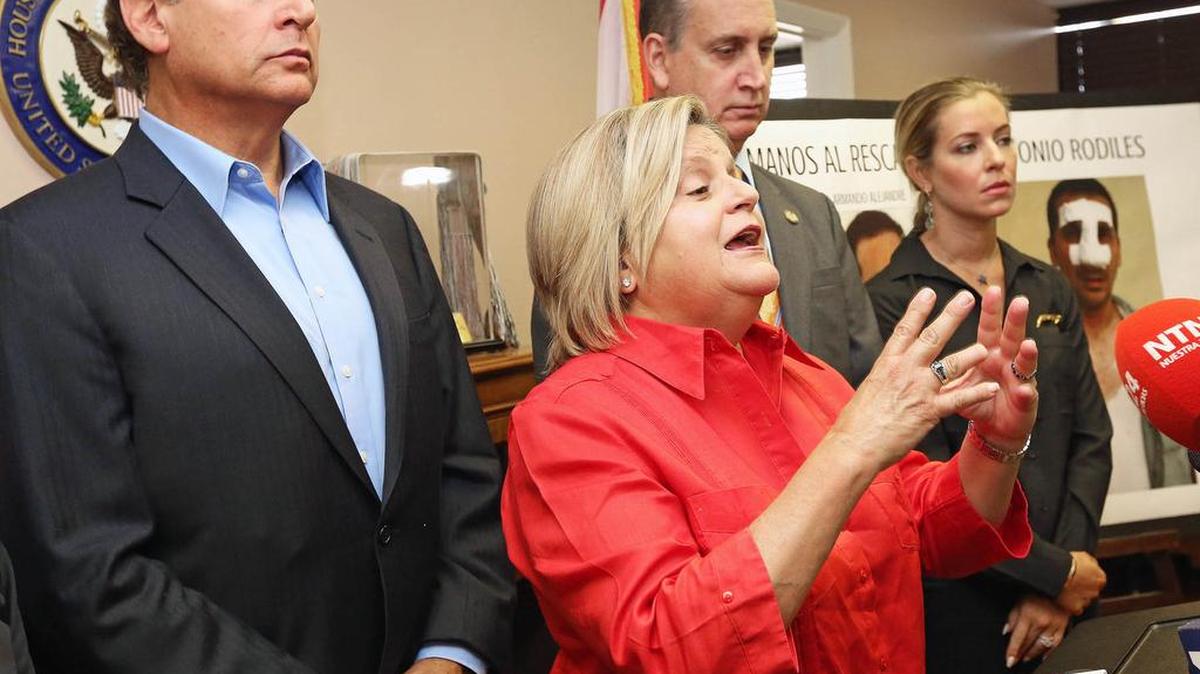 
La congresista Ileana Ros-Lehtinen (der.), da una conferencia de prensa acompañada por el ex legislador Mario Díaz-Balart (izq.), y el congresista Mario Díaz-Balart, el miércoles 12 de agosto de 2015, en Miami. Los líderes cubanoamericanos criticaron el futuro viaje del secretario de Estado, John Kerry, a La Habana.
