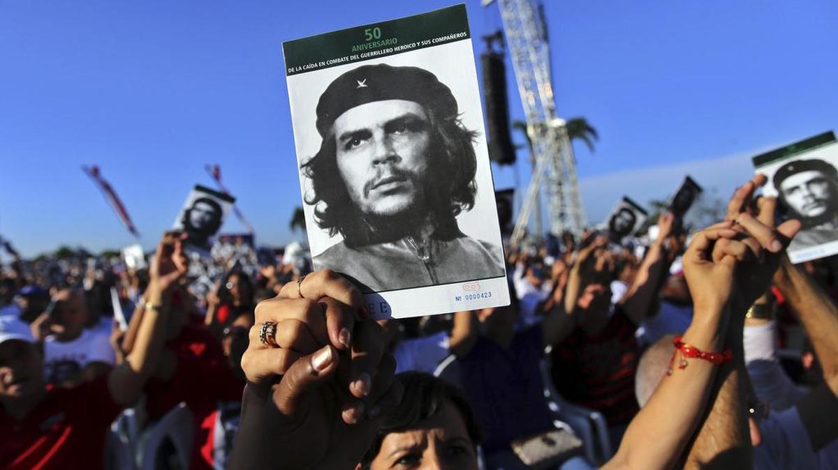 Cientos de personas participan en el acto del 50 aniversario de la muerte de Ernesto "Che" Guevara, el domingo 08 de octubre, en la ciudad de Santa Clara.