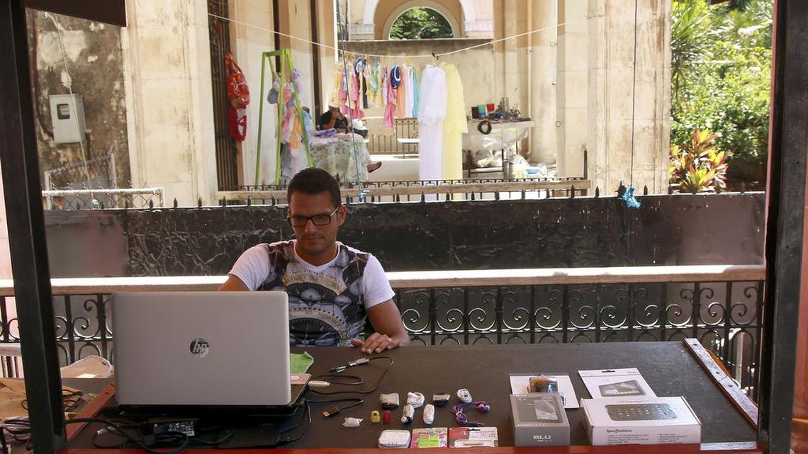 
Un hombre en La Habana en su negocio de reparación de teléfonos celulares.
