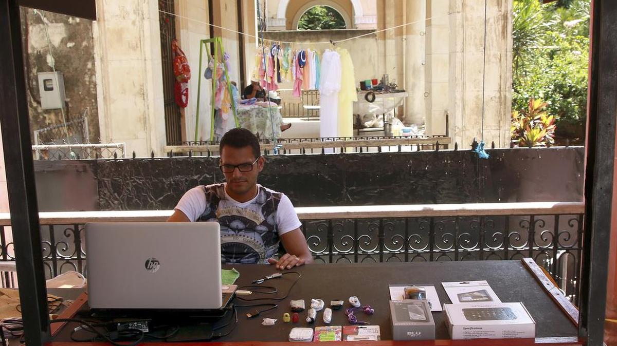 
Un hombre en La Habana en su negocio de reparación de teléfonos celulares.
