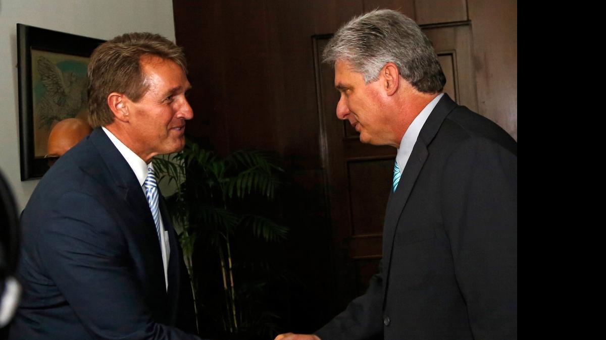 
El senador de Estados Unidos, Jeff Flake (izq.) saluda al vicepresidente cubano Miguel Díaz-Canel el sábado en La Habana.
