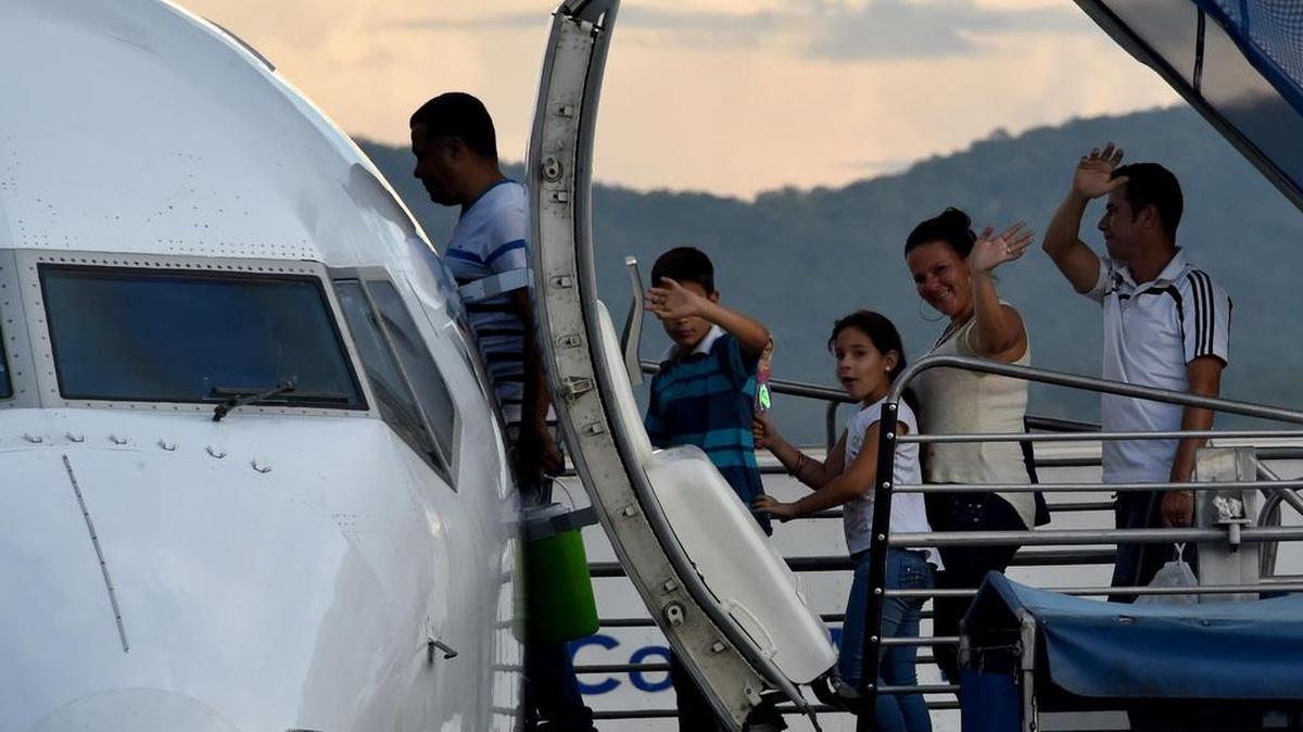 Migrantes cubanos parten de Ciudad de Panamá rumbo a Ciudad Juárez, México, el 10 de mayo de 2016. El lunes Panamá cerró sus fronteras a los migrantes cubanos, convirtiéndose en el tercer país centroamericano en cerrar sus fronteras al éxodo de migrantes cubanos que intentan llegar a los Estados Unidos.