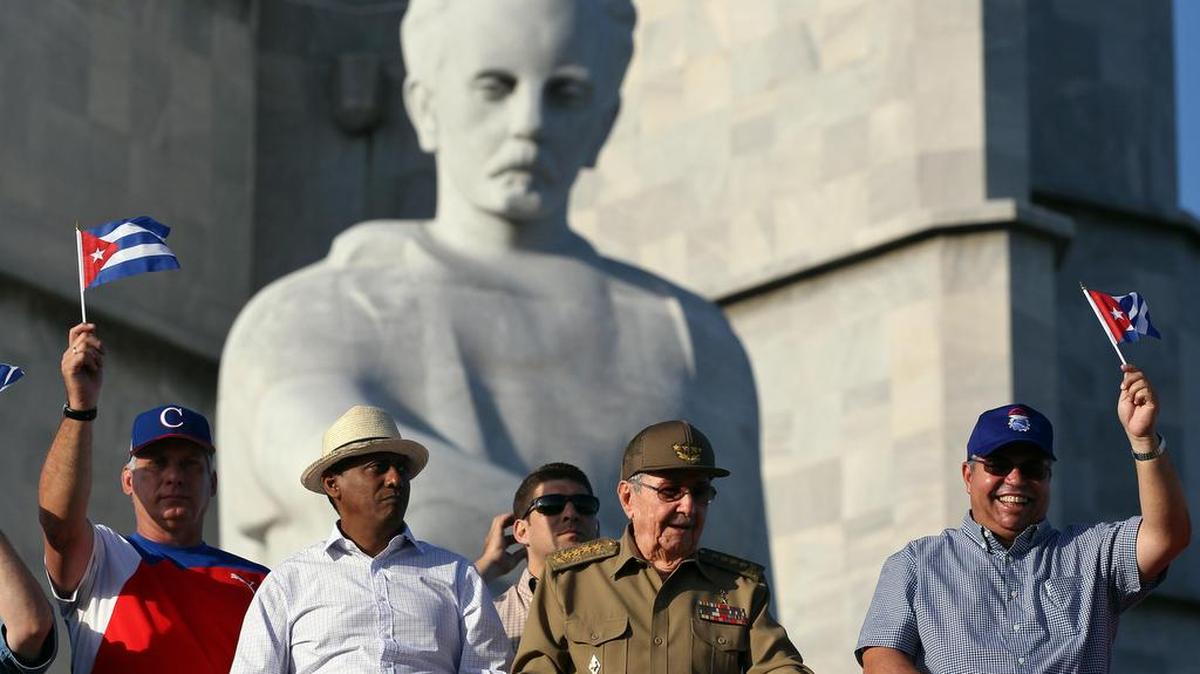 El gobernante de Cuba, Raúl Castro (2d), lidera el desfile por el Día Internacional de los Trabajadores acompañado por su homólogo de Seychelles, Danny Faure (2i), el primer vicepresidente cubano, Miguel Díaz-Canel (i) y el secretario de la Central de Trabajadores de Cuba (CTC), Ulises Guilarte (d) el lunes 1 de mayo de 2017, en la Plaza de la Revolución de La Habana (Cuba).