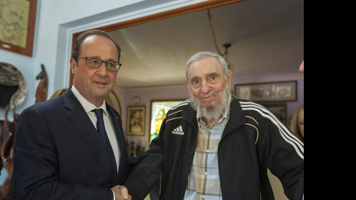 
El presidente de Francia, François Hollande, mantuvo en La Habana un encuentro con el ex mandatario cubano Fidel Castro, durante la histórica visita que el jefe de Estado galo ha cursado a la isla.  
