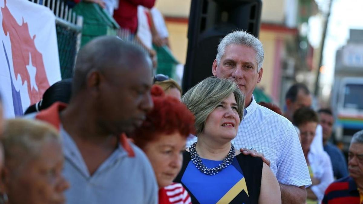 El primer vicepresidente de Cuba, Miguel Díaz-Canel (i), y su esposa Lis Cuesta (d) antes de votar en las elecciones generales de diputados nacionales y provinciales hoy, domingo 11 de marzo de 2018, en Santa Clara (Cuba).