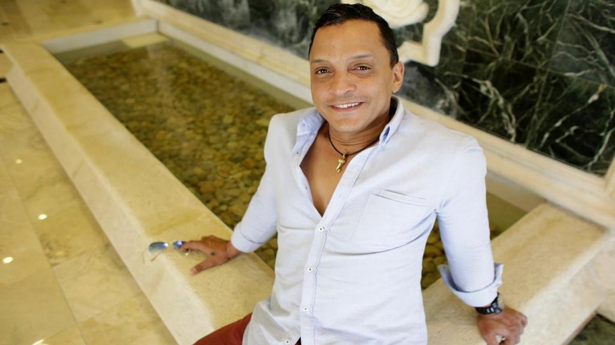 
Samuel Formell, hijo del difunto músico Juan Formell y que ahora dirige los Van Van, posa en enero pasado en Miami Beach. El grupo musical regresa a EEUU el viernes a realizar una gira que incluye a Miami.

