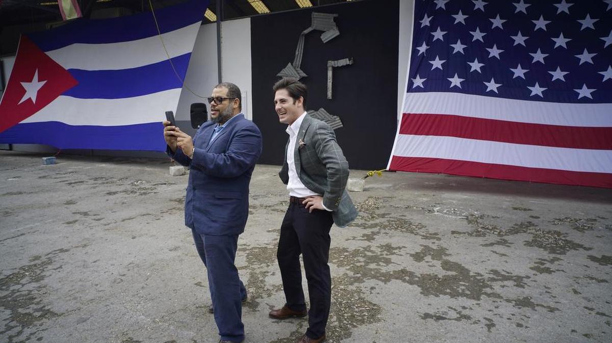 Brett Perlmutter (derecha), jefe de operaciones de Google en Cuba, y Alexis Leiva Machado, el escultor cubano conocido como Kcho, se toman un selfie a la entrada de un nuevo centro tecnológico del gigante informático estadounidense en La Habana, el 21 de marzo del 2016.