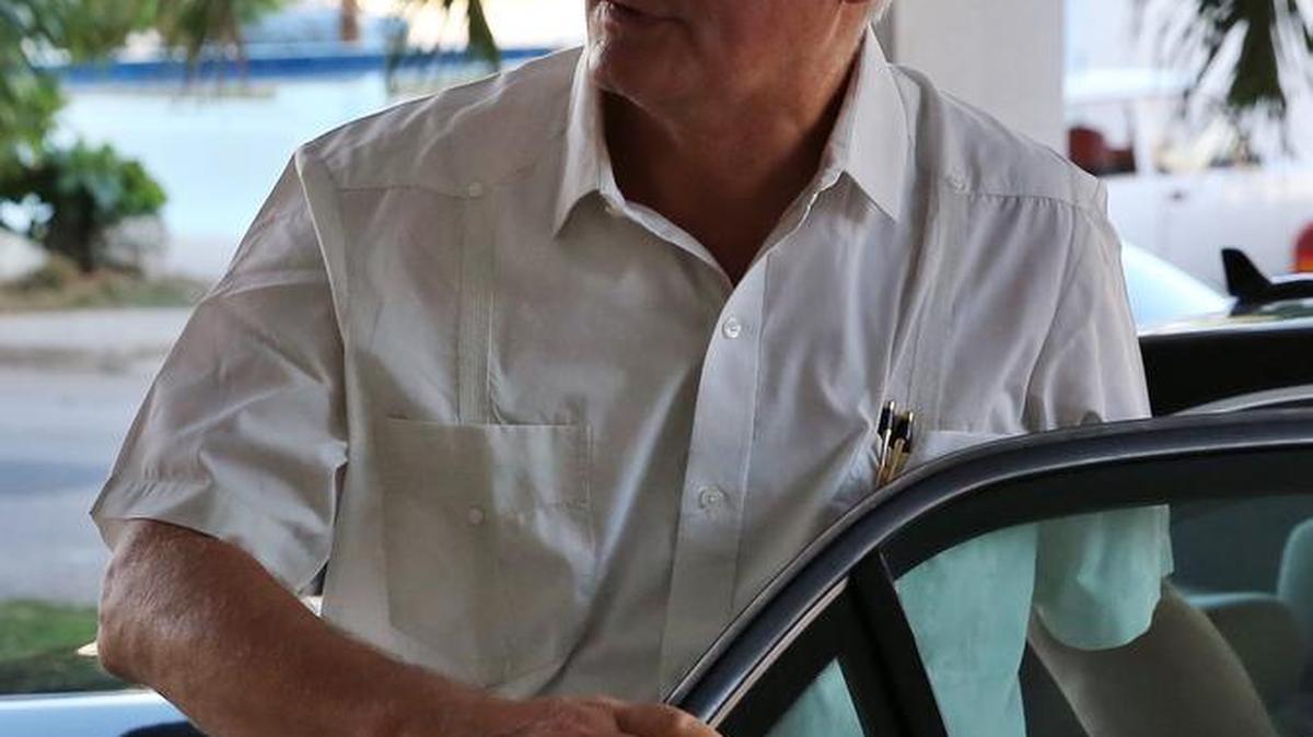 
El director general para América del Servicio Europeo de Acción Exterior, Christian Leffle, arriba a la cancillería cubana en La Habana.
