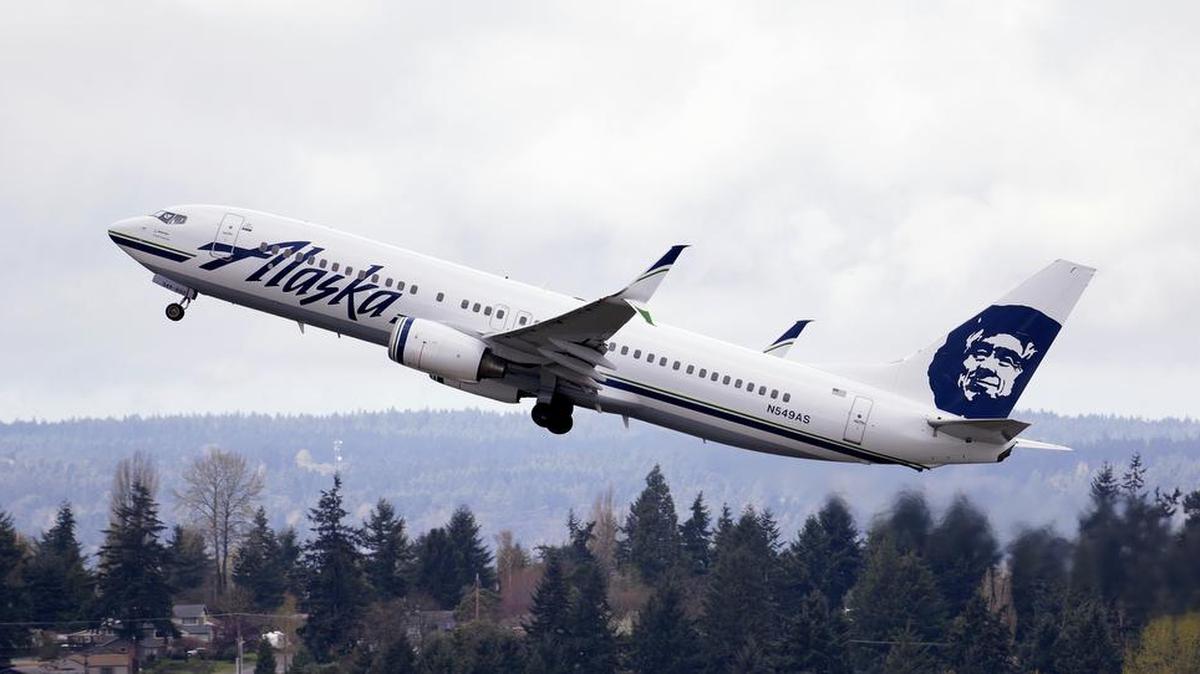 Una aeronave de Alaska Airlines despega desde el Aeropuerto Internacional de Seattle-Tacoma.