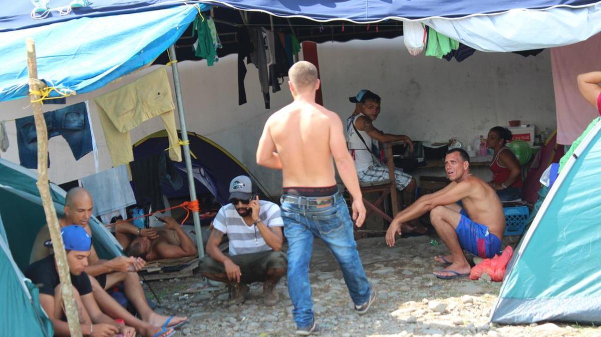 Migrantes cubanos varados en Paso Canoas, frontera de Panamá con Costa Rica, en una foto tomada el domingo. Los cubanos varados en este lugar ya suman más de 2,000, informaron autoridades panameñas.
