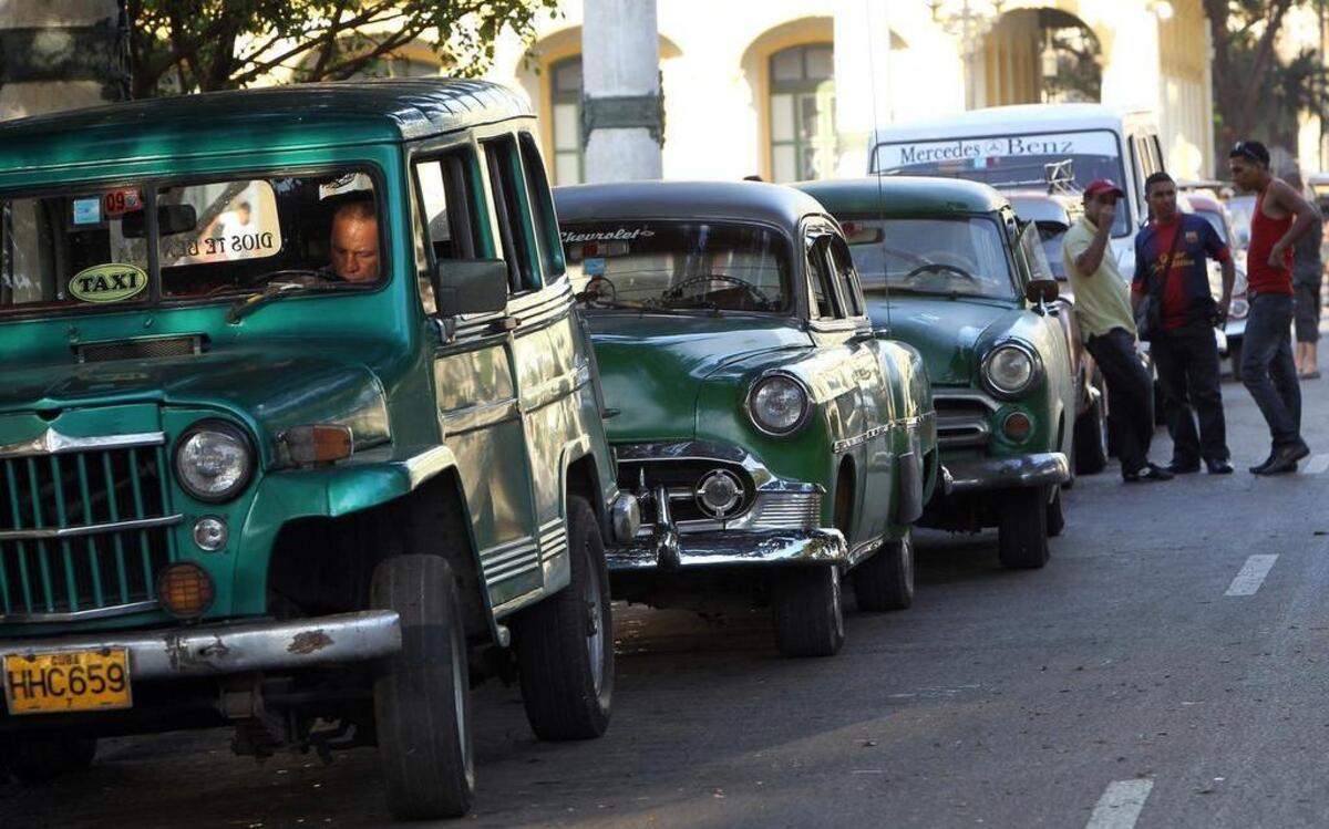 Varios taxistas conversan junto a sus autos a la espera de clientes en La Habana, en esta foto de archivo de abril del 2013.
