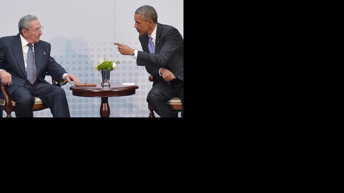 
El presidente de EEUU, Barack Obama (der.) habla con el gobernante cubano Raúl Castro, en el marco de la Cumbre de las Américas el sábado, en Ciudad de Panamá.
