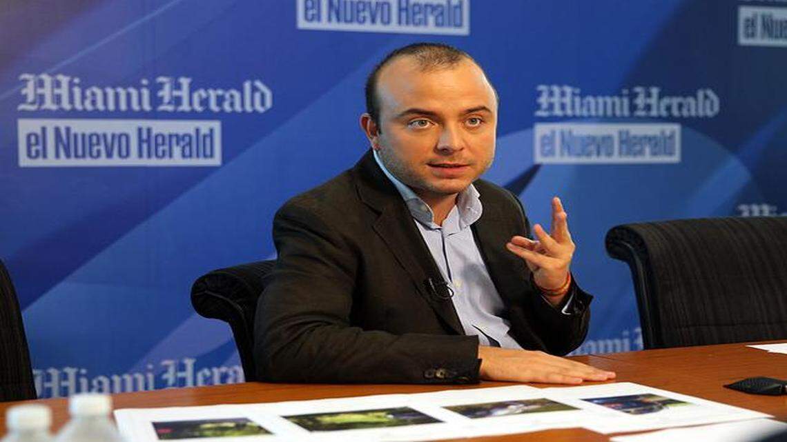 
El político español Angel Carromero habla el viernes con la Junta Editorial del Miami Herald y el Nuevo Herald.
