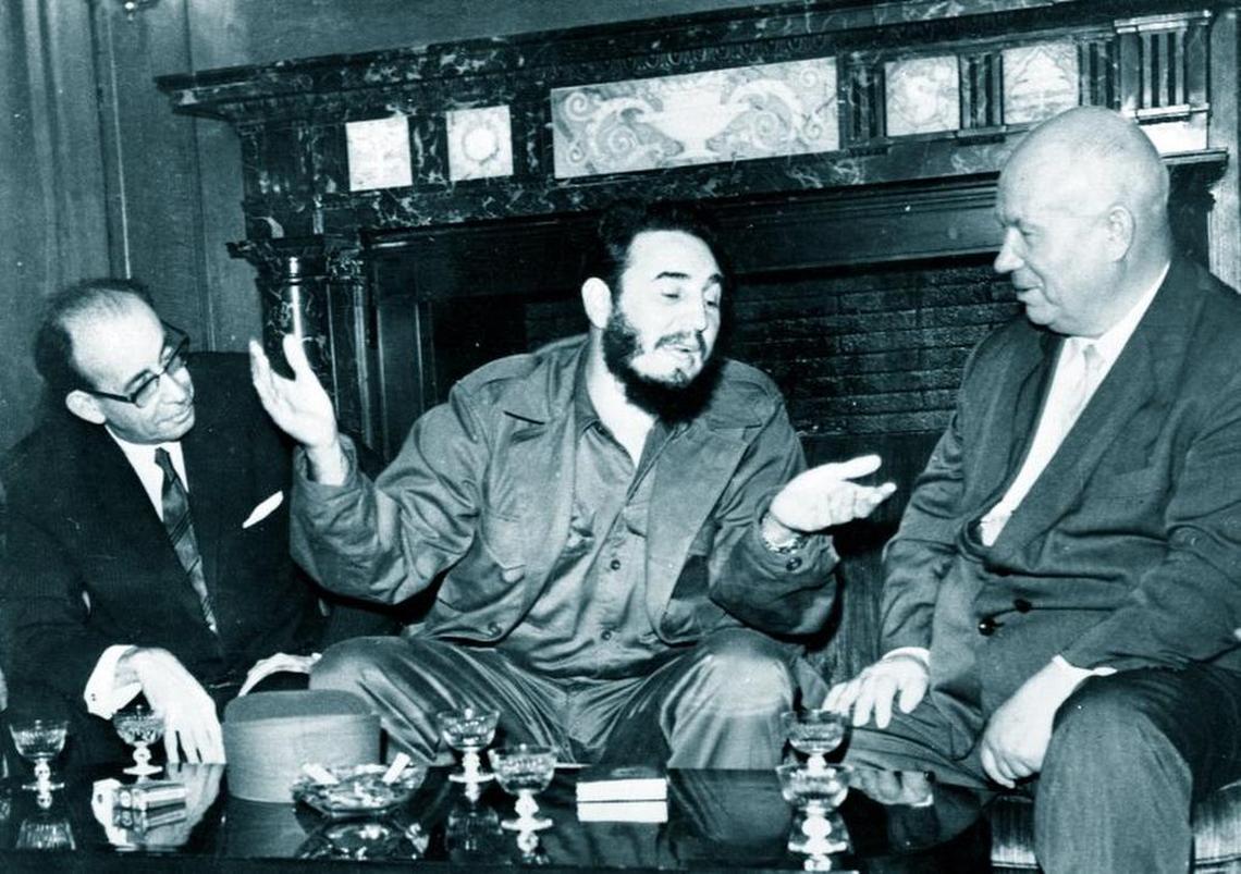 En esta foto del 20 de septiembre de 1960, el líder cubano Fidel Castro, en el centro, habla con el primer ministro soviético Nikita Khrushchev, a la derecha, mientras su ministro de Relaciones Exteriores, Raul Roa, mira el Hotel Theresa durante la Asamblea General de las Naciones Unidas en Nueva York.