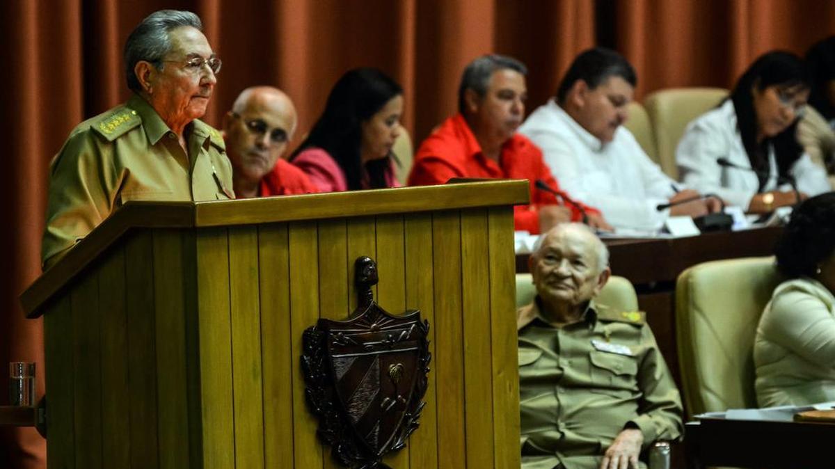 El gobernante de Cuba, Raúl Castro, habla este martes 29 de diciembre de 2015, en La Habana (Cuba), durante el segundo y último pleno del año de la Asamblea Nacional de Cuba (Parlamento unicameral), donde se analiza la marcha de las reformas económicas aplicadas en el país.