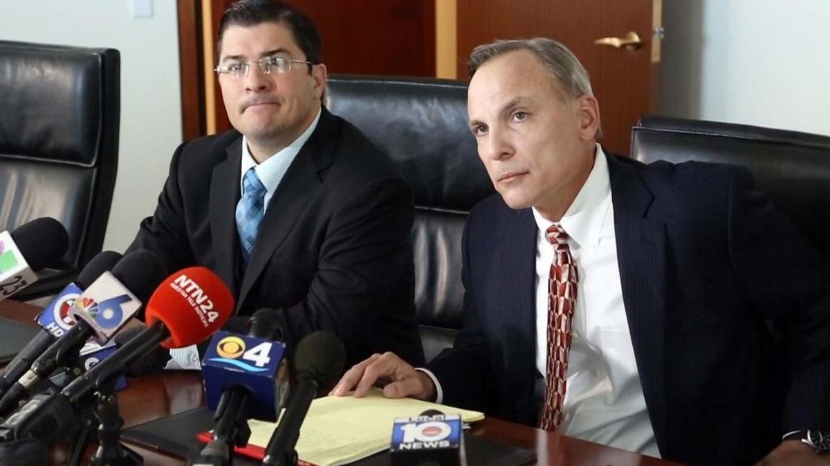 Los abogados Javier A. López (izq.) y Tucker Ronzetti, quienes representan a los demandantes contra Carnival Corp, durante una conferencia de prensa, este jueves, en Coral Gables.