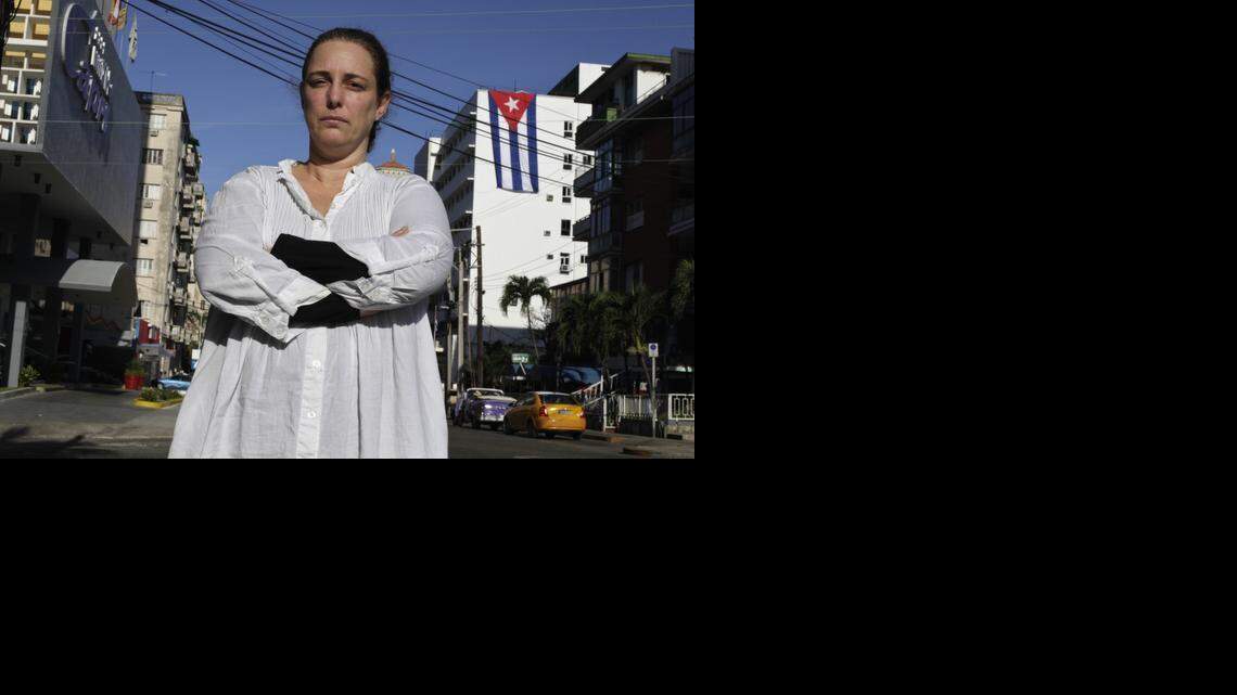 
La artista cubana Tania Bruguera en La Habana el miércoles 31 de diciembre. Bruguera afirma que la policía le retiró el pasaporte y le informó que debe permanecer en la isla por 60 días mientras se decide si se abre un juicio en su contra.