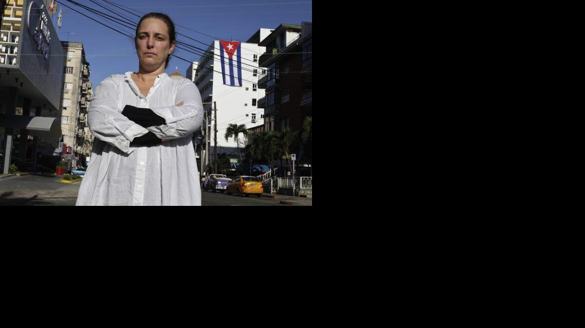 
La artista cubana Tania Bruguera en La Habana el miércoles 31 de diciembre. Bruguera afirma que la policía le retiró el pasaporte y le informó que debe permanecer en la isla por 60 días mientras se decide si se abre un juicio en su contra.