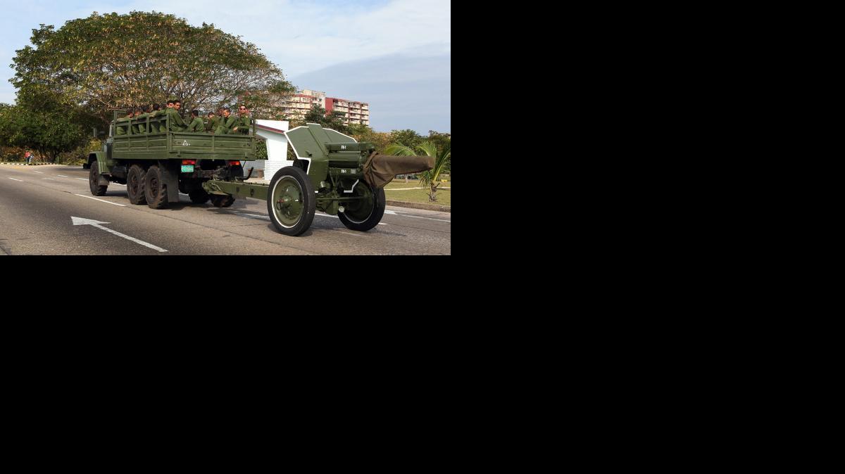 
 Militares cubanos viajan en un camión que remolca un cañón, en La Habana (Cuba) hoy, martes 20 de enero de 2015.
