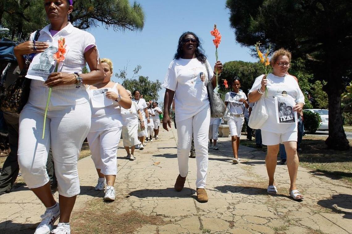 Berta Soler, centro, líder de las Damas de Blanco, marcha con otras mujeres de la organización después de asistir a misa en La Habana en marzo del 2012.