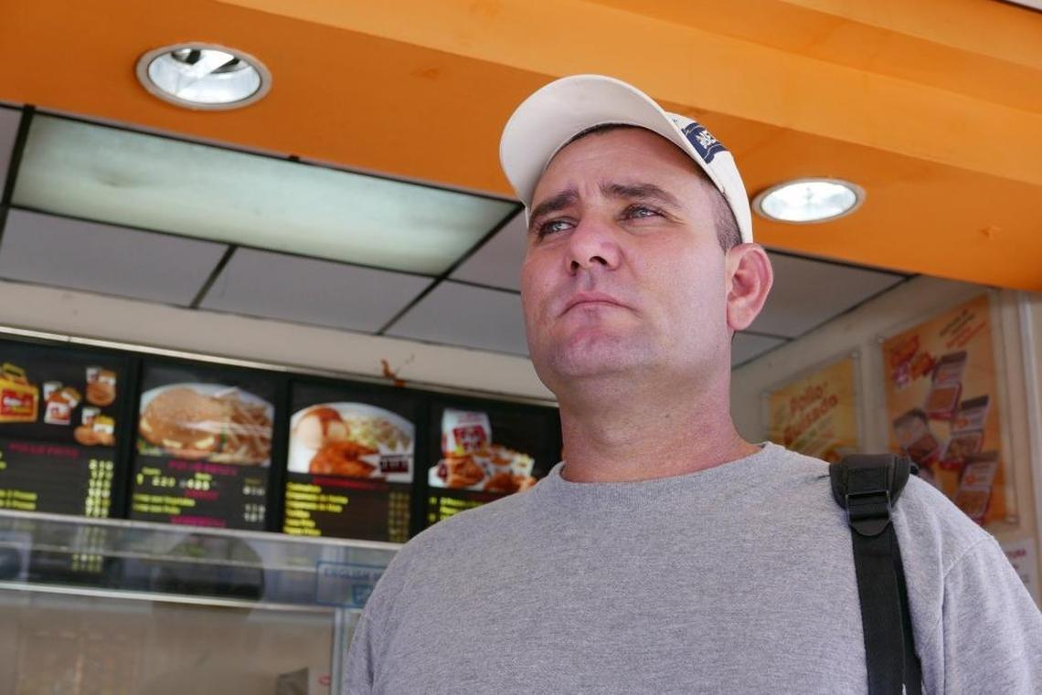 Yuniel Mesa es uno de varios cubanos que decidieron no ir al campamento en Gualaca y permaneció en la Ciudad de Panamá. “Trabajo por una miseria, pero tengo que hacerlo para comer y salir adelante”, dice, mientras espera “un milagro” que le permita legalizarse en Panamá o acogerse a la condición de refugiado en un tercer país.